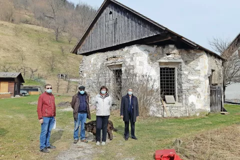 Na območju nekdanje cerkve v Žireh so minuli teden opravili neinvazivne arheološke raziskave z georadarskim pregledom, da bi izvedeli, ali se v tleh morebiti skrivajo še kakšni starejši arhitekturni ostanki. / Foto: arhiv občine / Foto: 