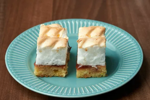 Slivov kolač z beljakovim pokrovom / Foto: Erika Jesenko