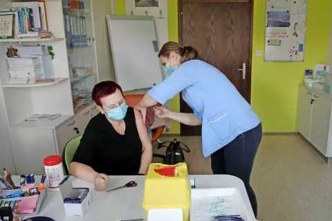 Cepljenje proti covidu-19 je za zaposlene OŠ Preska potekalo v sredo v Zdravstvenem domu Medvode. V kolektivu šole je 85 pedagoških delavcev in drugih zaposlenih, za cepljenje se jih je odločilo 36. Bolezen jih je prebolelo 12, ti se niso cepili. / Foto: Gorazd Kavčič / Foto: 