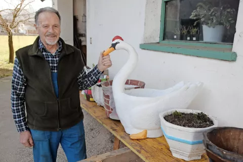 Igor Jamnik ob svojih okrasih cvetličnih loncih iz betona / Foto: Gorazd Kavčič / Foto: 