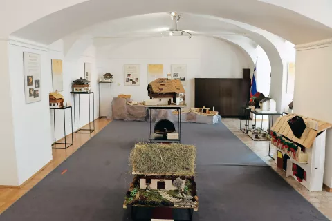 V Galeriji Atrij v Tržiču je že na ogled razstava z naslovom Kjer hiša stoji, se marsikaj godi in podnaslovom Kurnikov dom in gregorjevo. / Foto: Suzana Kokalj / Foto: 