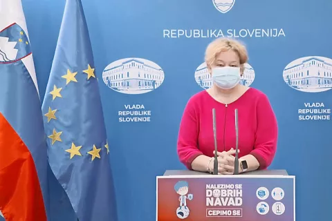 Vodja strokovne skupine na ministrstvu za zdravje infektologinja Mateja Logar na današnji novinarski konferenci / Foto: posnetek zaslona / Foto: 