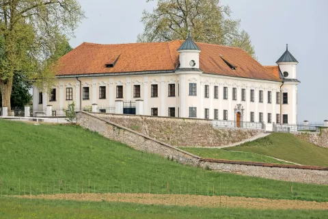 Ljubljansko višje sodišče je potrdilo sodbo okrajnega sodišča, po kateri lahko papirnica Goričane dvorec Goričane uporablja le še do oktobra 2025. / Foto: Peter Košenina / Foto: 