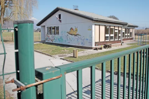 Zdajšnji Vrtec Biba v Zgornjih Bitnjah, zgrajen leta 1973, bodo v ponedeljek začeli rušiti. / Foto: 