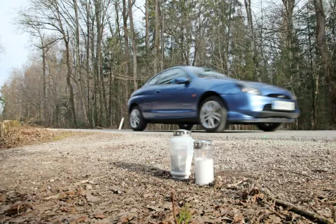 Za dvajsetletnega motorista je bil v sredo na cesti Britof–Šenčur usoden trk v srno, ki je nenadoma pritekla iz gozda. / Foto: Gorazd Kavčič / Foto: 