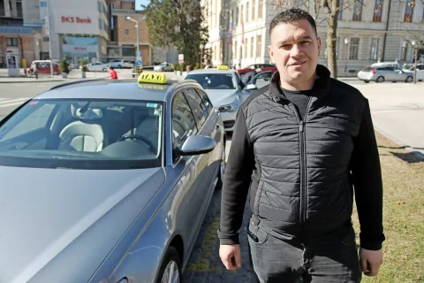 V Kranju dela samo še šest, sedem taksistov, pravi njihov neformalni predstavnik Dejan Pajić. / Foto: Gorazd Kavčič / Foto: 