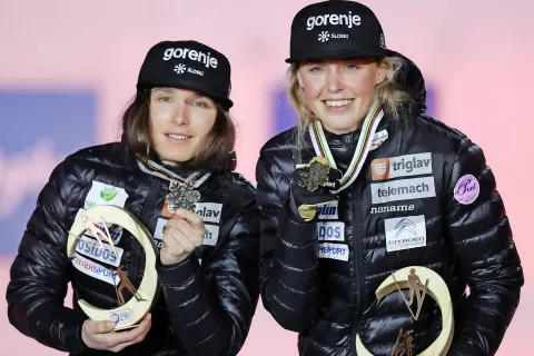 Eva Urevc (levo) in Anamarija Lampič sta bili tretji v ekipnem sprintu. Lampičeva ima z letošnjega prvenstva že dve bronasti medalji. / Foto: arhiv Sloski, FB / Foto: 