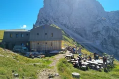 Kamniška koča na Kamniškem sedlu na 1864 metrih nadmorske višine je letošnje poletje zaradi energetske prenove dobila novo zunanjo podobo. / Foto: Jasna Paladin