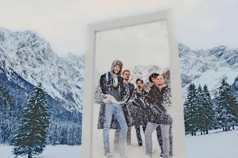 Benjamin Burgar (glavni vokal, akustična kitara), Aleš Gerkman (bas kitara, spremljevalni vokal), Klemen Jelenc (bobni, tolkala), Matej Naglič (električna kitara, spremljevalni vokal) in Tilen Stenovec (električna kitara, spremljevalni vokal) so člani zasedbe Posebni gostje. / Foto: Tjaša Eledhwen / Foto: 