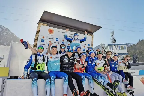 Veselje v slovenskem taboru po odličnem začetku svetovnega prvenstva / Foto: SZS / Foto: 