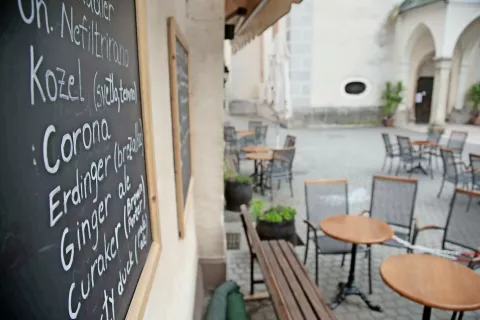 Gostincem so šele zdaj jasno povedali, da kljub koronskim ukrepom v svojih lokalih lahko strežejo, ko gre za poslovanje med pravnimi osebami. / Foto: Gorazd Kavčič / Foto: 