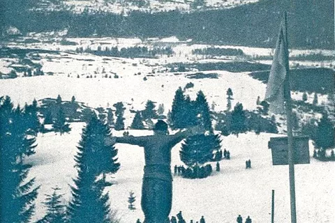 Ena od fotografij, ki so nastale na tekmovanju v smučarskih skokih pred sto leti v Bohinju. Avtor je J. Kunaver. / Foto: 