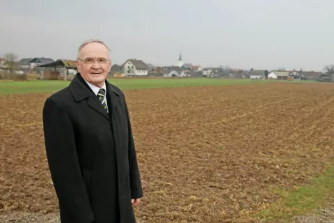 Župan Občine Šenčur Ciril Kozjek na zemljišču, kjer bo do konca prihodnjega leta zgrajen dom starostnikov / Foto: Gorazd Kavčič / Foto: 