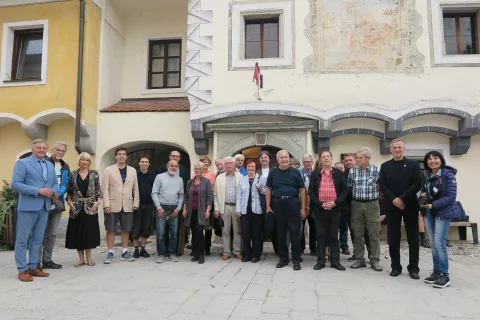 Prvi obiskovalci ob Gorenjskih fotografih, ki vas v septembru vabijo na skupinsko razstavo Galerijo Šivčeva hiša. / Foto: Igor Kavčič