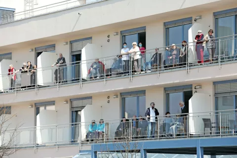 Če so bili še nedolgo nazaj domovi starejših polno zasedeni, imajo nekateri sedaj proste postelje. / Foto: Gorazd Kavčič / Foto: 