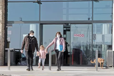 Včeraj so se ponovno lahko odprle vse trgovine, tudi večji trgovski centri. Še vedno pa velja omejitev, da morajo na eno stranko zagotoviti trideset kvadratnih metrov površin. / Foto: Gorazd Kavčič / Foto: 