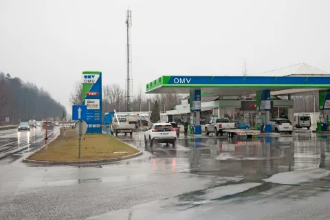 Družba OMV prodaja mrežo sto dvajset bencinskih servisov v Sloveniji. / Foto: 
