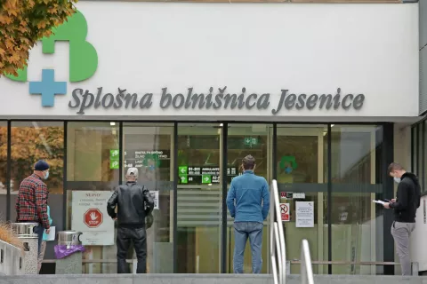 V jeseniški bolnišnici se zdravi še 22 bolnikov s covidom-19. / Foto: 