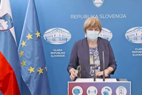 Državna sekretarka Marija Magajne se je zahvalila vsem zdravstvenim delavcem, posebno za izvedbo množičnega testiranja, ki za vse predstavlja dodaten napor, a poteka gladko in brez težav. / Foto: posnetek zaslona / Foto: 