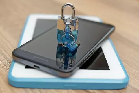 Vsaj dve uri pred spanjem naj se ne uporabljajo naprave z zasloni, predvsem ne tiste, ki jih držimo blizu obraza, kot je npr. pametni telefon ali tablica, svetujejo v Safe.si. / Foto: arhiv GG / Foto: 