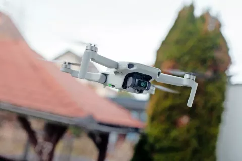 Od letošnjega leta za uporabnike dronov velja nova zakonodaja. / Foto: 