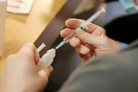 V primerjavi z drugimi delavci v zdravstvu več zdravnikov verjame v varnost in učinkovitost cepiva. / Foto: Gorazd Kavčič / Foto: 