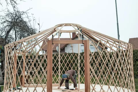 Klemen jurto navadno postavi v enem dnevu; razen res velikih, tiste postavlja dva dneva. / Foto: osebni arhiv (Matevž Semprimožnik) / Foto: 