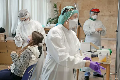 Danes v avli Mestne občine Kranj testirajo zaposlene v šolah in vrtcih, nadomestni lokaciji za testiranje splošne populacije sta v Naklem in Šenčurju. / Foto: Gorazd Kavčič, arhiv Gorenjskega glasa / Foto: 