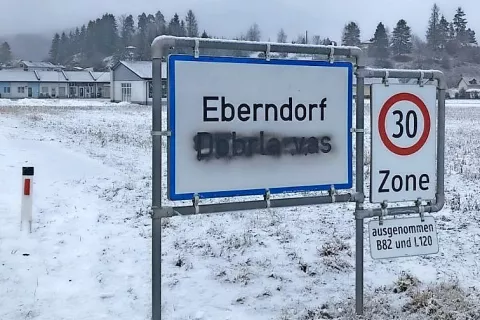 S črno barvo premazan slovenski napis za dvojezično občino Dobrla vas v Podjuni / Foto: Urad koroške deželne vlade / Foto: 