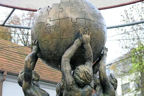 Spomenik Wikipediji v Slubicah na Poljskem. Sestavljanka (»puzzle«) iz črk različnih pisav, ki jo nosijo človeške postave, je simbol Wikipedije. / Foto: Wikipedija / Foto: 