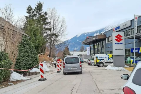 Zelo obremenjeno prometnico si delijo pešci, kolesarji, avtomobili in tovornjaki, nihče pa je ne vzdržuje. / Foto: 