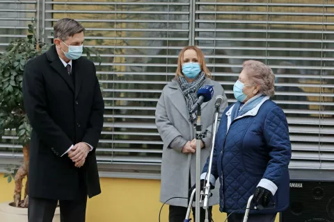 Včerajšnjega obiska predsednika Boruta Pahorja so se razveselili vsi, še posebej pa v Domu upokojencev Kranj. / Foto: Gorazd Kavčič / Foto: 