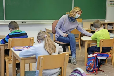 Pouk v prvih treh razredih so ta teden začeli tudi na OŠ Matije Valjavca, Podružnični šoli (PŠ) Jezersko. Vodja PŠ Marija Kuhar je povedala, da so se vrnili vsi učitelji in vseh 16 učencev. Treba je bilo prilagoditi organizacijo dela, tudi zaščitne maske so obvezne, učenci jih v posebne vrečke odložijo le, ko so v svojem razredu v t. i. mehurčku. / Foto: Gorazd Kavčič / Foto: 