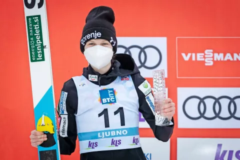 Ema Klinec iz Poljan je na Ljubnem na posamični tekmi osvojila drugo mesto, bila je tudi članica zmagovalne ekipe. / Foto: Jure Makovec / Foto: 