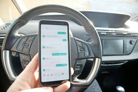 V obravnavi v državnem zboru je novela zakona o pravilih cestnega prometa, po katerem se bo uporaba telefona med vožnjo kaznovala z 250 evri in tremi kazenskimi točkami. Zdaj je predpisana globa v višini 120 evrov. / Foto: Gorazd Kavčič / Foto: 