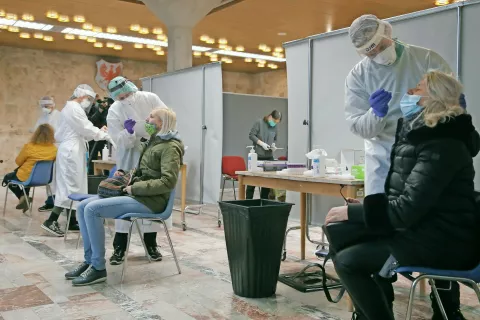 Na Gorenjskem je včeraj potekalo testiranje s hitrimi antigenskimi testi za zaposlene v vrtcih in šolah, posnetek je iz avle Mestne občine Kranj. / Foto: Gorazd Kavčič / Foto: 