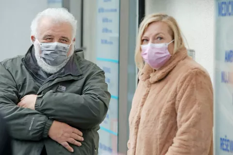 Direktor NIJZ Milan Krek in direktorica ZD Kranj Lili Gantar Žura po današnjem sestanku v Kranju / Foto: Gorazd Kavčič / Foto: 