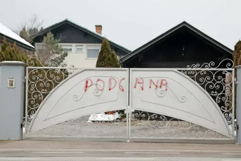 Na ograji na domu Karla Erjavca v Naklem se je v sredo zjutraj pojavil napis »podgana«. / Foto: Gorazd Kavčič / Foto: 
