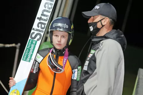Ema Klinec se bo prvič v letošnji zimi pomerila na tekmi svetovnega pokala. Na sliki s trenerjem Zoranom Zupančičem, ki pravi, da so dekleta dobro pripravljena. / Foto: Gorazd Kavčič / Foto: 