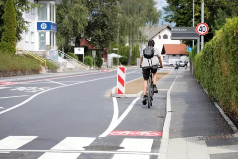 Na obnovljeni Cesti Staneta Žagarja v Kranju so dogradili tudi kolesarsko povezavo. / Foto: Tina Dokl