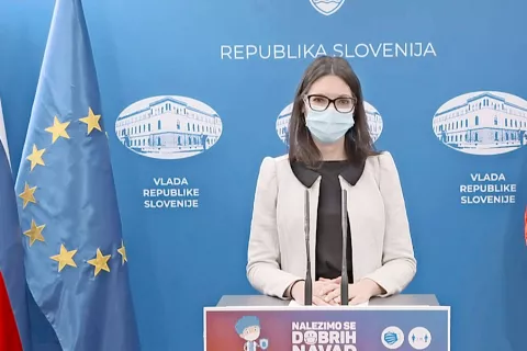 Nova začasna vladna govorka o aktualnem stanju glede covida-19 Maja Bratuša na današnji novinarski konferenci / Foto: posnetek zaslona / Foto: 