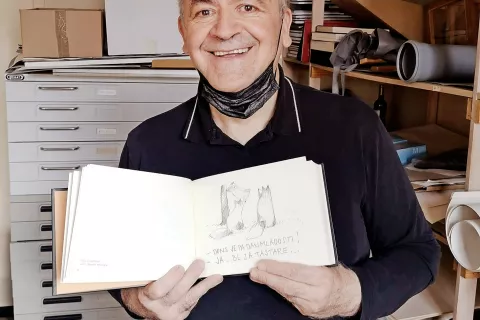 Črtomir Frelih skupaj z lisicami pozdravlja iz svojega likovnega »brloga«. / Foto: Mojca Juriševič / Foto: 