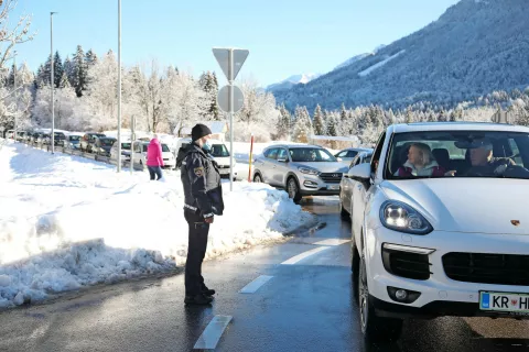 Policisti bodo tudi ta teden poostreno nadzirali spoštovanje prometnih pravil in ukrepov za preprečevanje širjenja koronavirusa. / Foto: Gorazd Kavčič / Foto: 