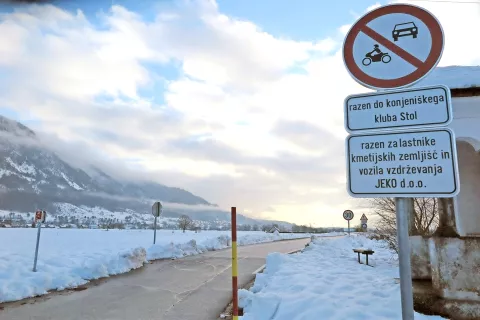 Tako imenovana cesarska cesta je zaprta za motorni promet, razen za nekatere izjeme. / Foto: 