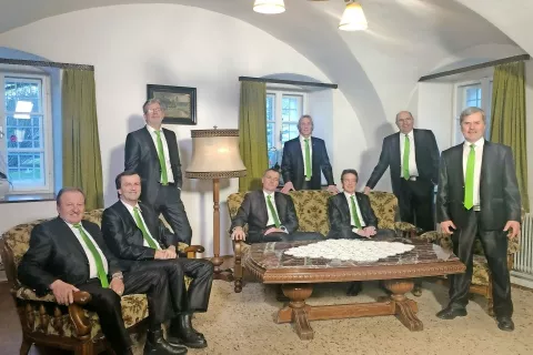 Oktet Suha pred koncertom v Libeličah, v vasi ob meji z avstrijsko Koroško / Foto: arhiv okteta / Foto: 