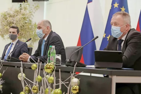 Predsednik vlade Janez Janša in podpredsednika vlade Zdravko Počivalšek in Matej Tonin na današnji novinarski konferenci / Foto: Gorazd Kavčič / Foto: 