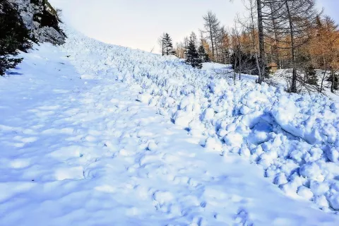 Nevarnost snežnih plazov je v visokogorju Julijskih Alp nad nadmorsko višino okoli 1300 metrov velika, četrte stopnje, nižje ter drugod v naših gorah nad okoli 1500 metrov pa znatna, tretje stopnje, opozarja Arso. / Foto: Matjaž Šerkezi (PZS) / Foto: 