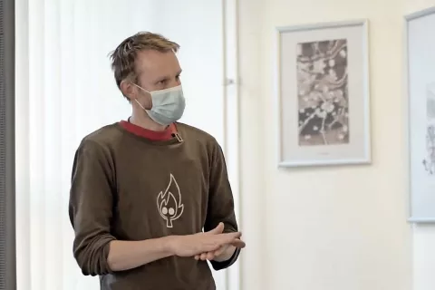 Miha Hančič ob odprtju razstave / Foto: posnetek zaslona / Foto: 