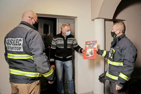 Mnoga prostovoljna gasilska društva so se letos kljub vsemu odločila, da bodo ohranila tradicijo raznašanja gasilskih koledarjev in pobiranja prostovoljnih prispevkov. / Foto: Gorazd Kavčič / Foto: 