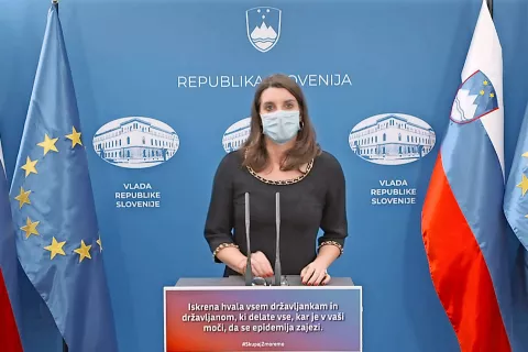 Ministrica za izobraževanje, znanost in šport dr. Simona Kustec na današnji vladni novinarski konferenci / Foto: posnetek zaslona / Foto: 